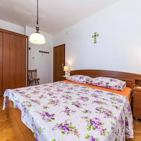 By The Sea With Terrace & Ocean Views On Ciovo * Trogir