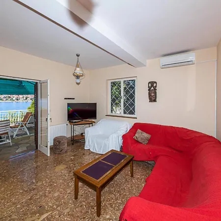 By The Sea With Terrace & Ocean Views On Ciovo *